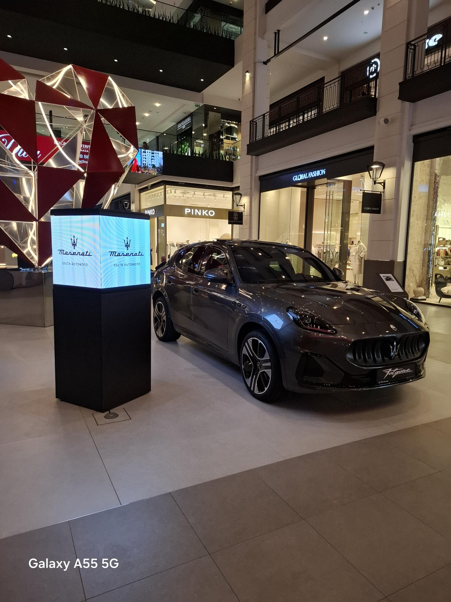 LED kocka Maserati